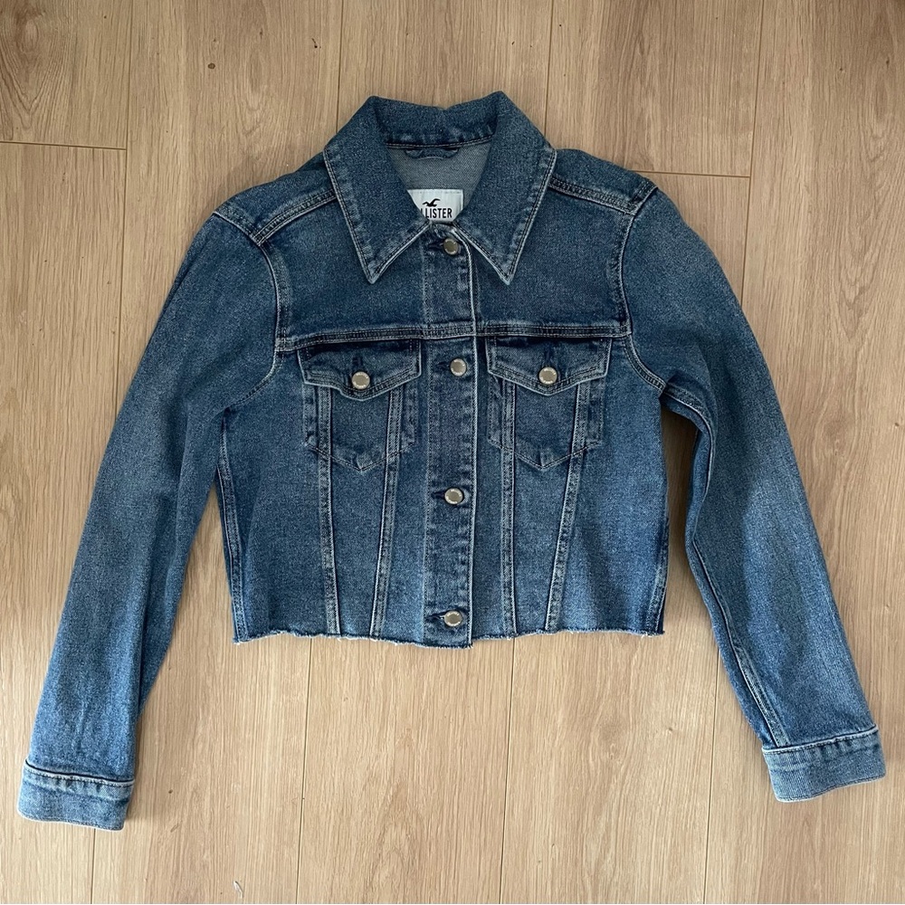 Hollister cropped raw hem denim jacket, medium wash, size S